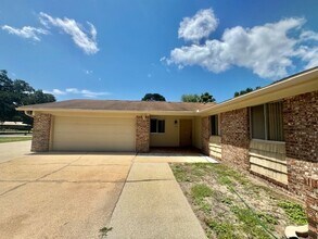 135 Perdido Cir in Niceville, FL - Foto de edificio - Building Photo