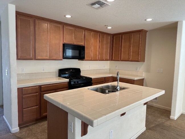 1312 Ladyfern St in Olivehurst, CA - Building Photo - Building Photo