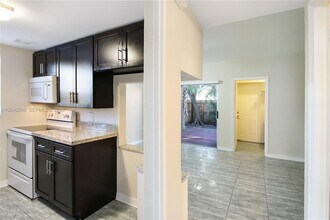 270 NE 142nd St in Miami, FL - Foto de edificio - Building Photo