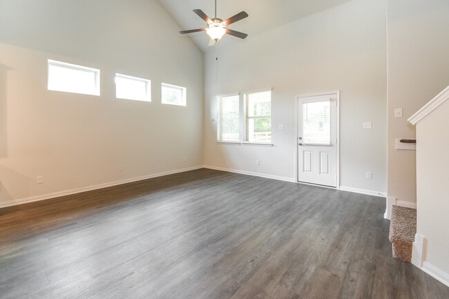 321 Lk Wy Cir in Anahuac, TX - Building Photo - Building Photo