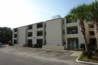 The Cedars in Mary Esther, FL - Building Photo - Building Photo