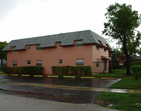 York House in Lauderhill, FL - Building Photo - Building Photo