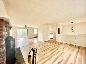 1069 Green End Ave in Middletown, RI - Building Photo - Building Photo