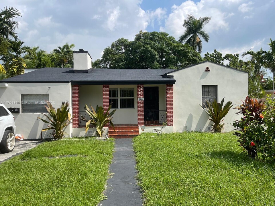 99 NW 85th St in Miami, FL - Foto de edificio
