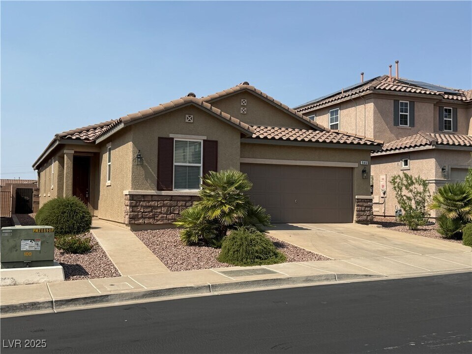 946 Monte Etna Ave in Henderson, NV - Building Photo