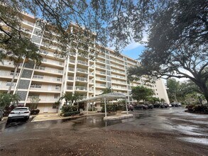3520 Oaks Way, Unit 406 in Pompano Beach, FL - Building Photo - Building Photo