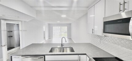 8040 N Colony Cir in Tamarac, FL - Building Photo - Building Photo