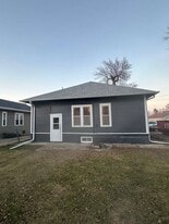 213 E 1st Ave in Lennox, SD - Building Photo