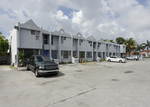 Lagomar at Lake Belle in Hialeah, FL - Building Photo - Building Photo