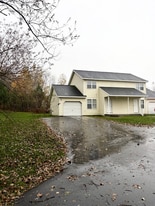 18 Vosburgh Rd in Mechanicville, NY - Building Photo