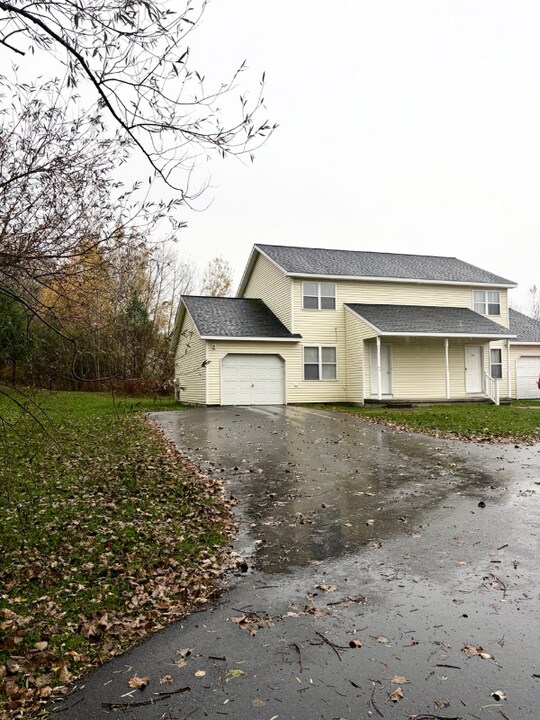 18 Vosburgh Rd in Mechanicville, NY - Building Photo