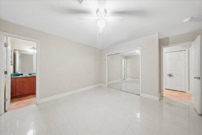 3080 Linwood Ave, Unit One in Naples, FL - Foto de edificio - Building Photo