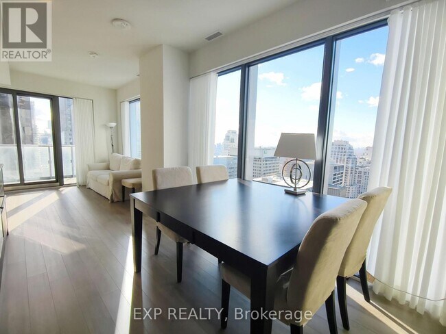 8 Cumberland St in Toronto, ON - Building Photo - Building Photo