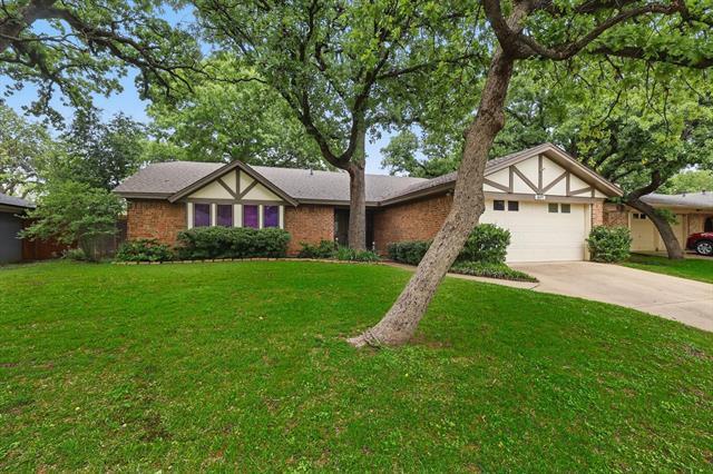 837 Spring Lake Dr in Bedford, TX - Building Photo