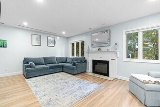 44 Rowena Rd in Newton, MA - Building Photo - Building Photo