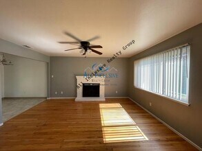 2361 Thompson Way in Sacramento, CA - Foto de edificio - Building Photo