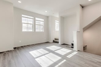 14121 W Oak Ln in Van Nuys, CA - Building Photo - Building Photo