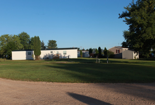 Woodbridge Mobile Homes in New Richmond, WI - Building Photo - Building Photo