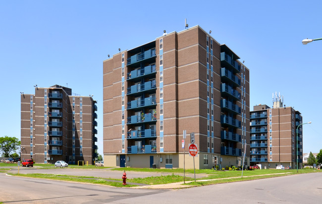 Mariner Towers in Buffalo, NY - Foto de edificio - Building Photo