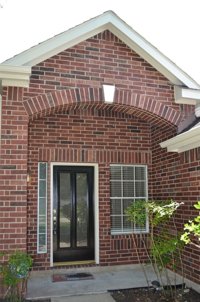 2407 Pine Shadows Dr in Sugar Land, TX - Building Photo - Building Photo