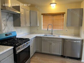 40016 11th St W in Palmdale, CA - Building Photo - Building Photo