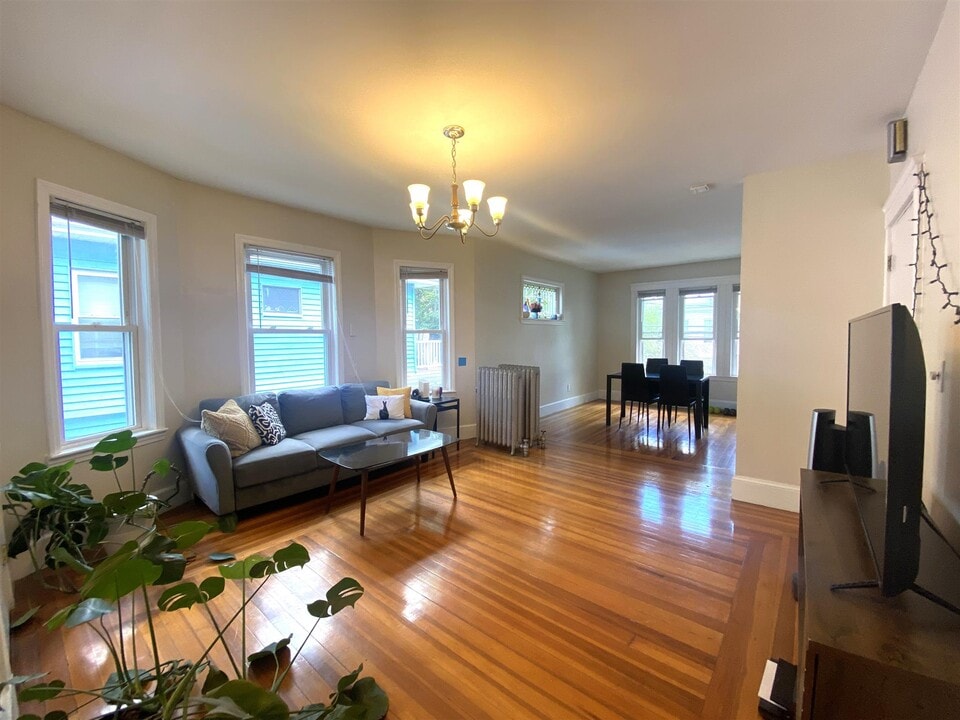 26 Burnham St, Unit #3 in Somerville, MA - Foto de edificio
