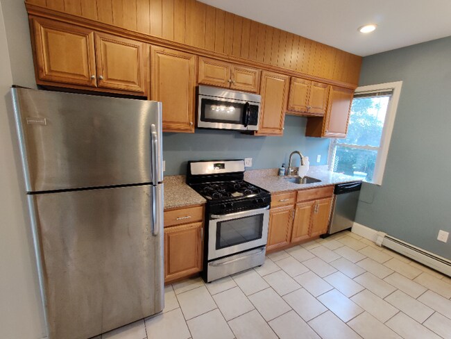 21 Rossmore St, Unit 2 in Somerville, MA - Building Photo - Building Photo