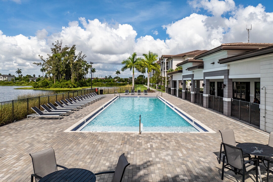 Vista Lago Apartments in Miami Gardens, FL - Foto de edificio
