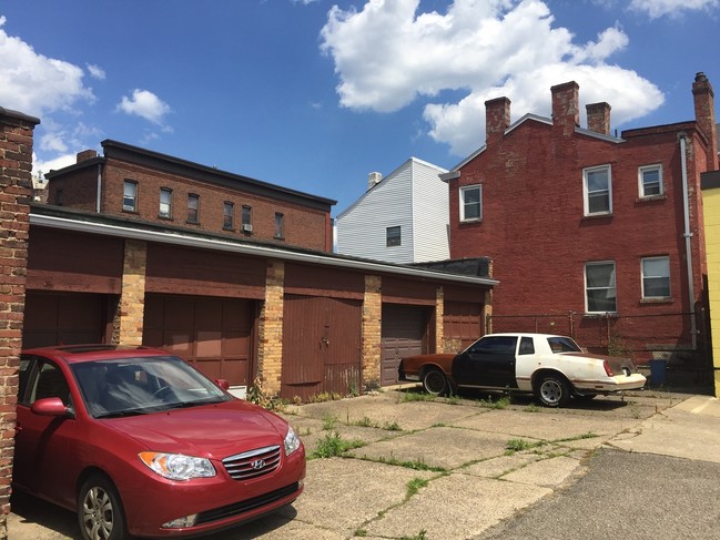 Fourplex + 8-car Detached Garage in Bloomfiel in Pittsburgh, PA - Building Photo - Building Photo