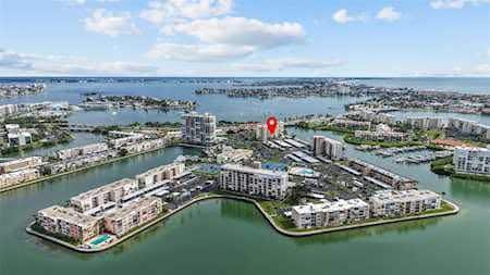 7420 Bay Island Dr S in South Pasadena, FL - Foto de edificio - Building Photo