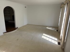 59 Regent Dr in Oak Brook, IL - Building Photo - Building Photo