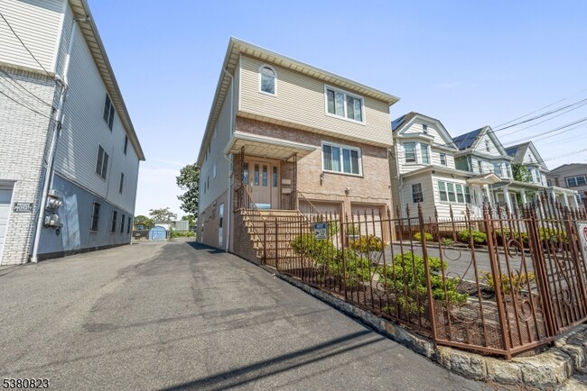 939 Grove St in Elizabeth, NJ - Building Photo - Building Photo