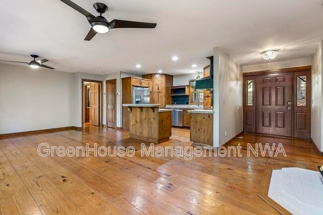 8984 Falls Hollow Rd in Rogers, AR - Building Photo - Building Photo