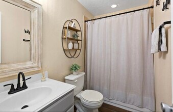 16535 Burnell Oaks Ln in Houston, TX - Foto de edificio - Building Photo