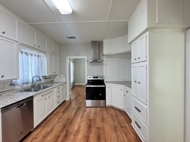 property at 909 W Main St