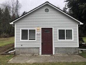 2835 N Oak Harbor Rd in Oak Harbor, WA - Building Photo - Building Photo