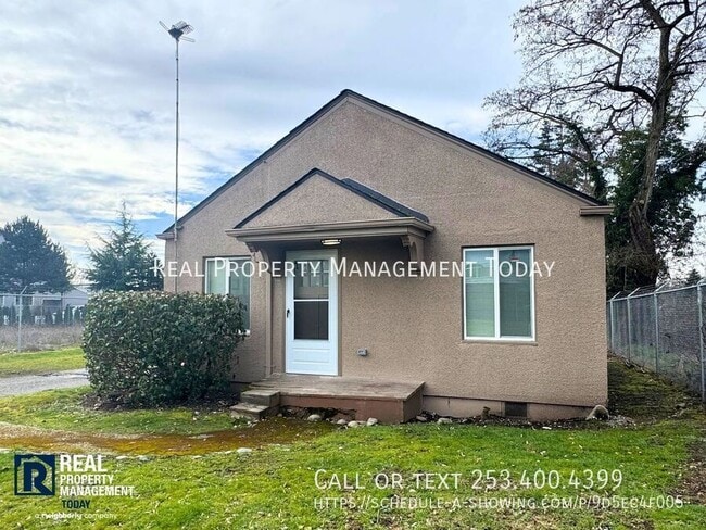 8420 S Tacoma Way in Lakewood, WA - Foto de edificio - Building Photo