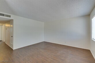 6348 Bristol Way in Las Vegas, NV - Building Photo - Building Photo