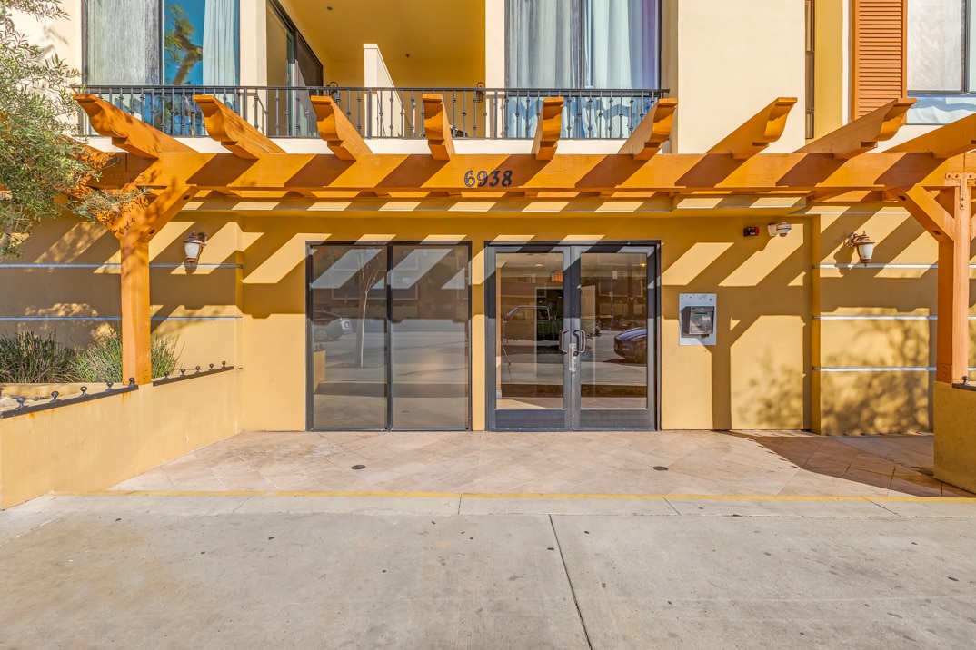 6938 Laurel Canyon Blvd, Unit 2 in Los Angeles, CA - Foto de edificio