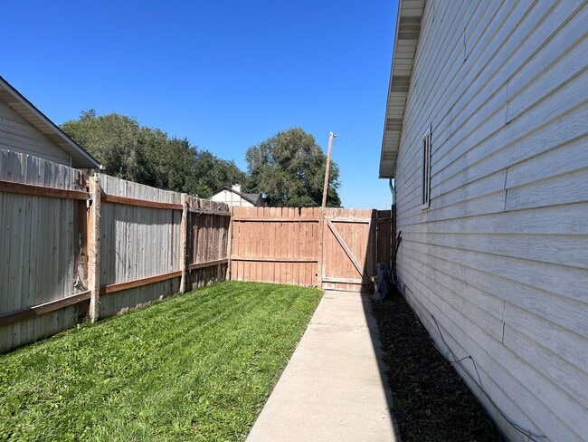 1477 W 2400 S in West Valley City, UT - Foto de edificio - Building Photo