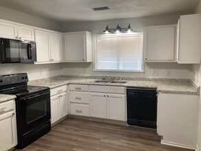 924 W Gandy St in Denison, TX - Building Photo - Building Photo