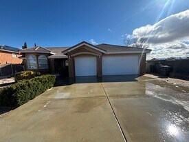 42704 23rd St W in Lancaster, CA - Building Photo