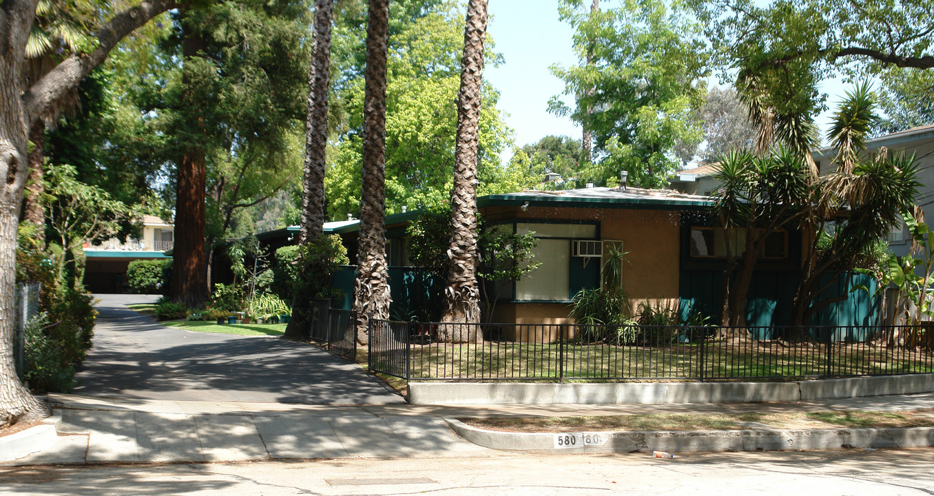 580 N Madison Ave in Pasadena, CA - Foto de edificio