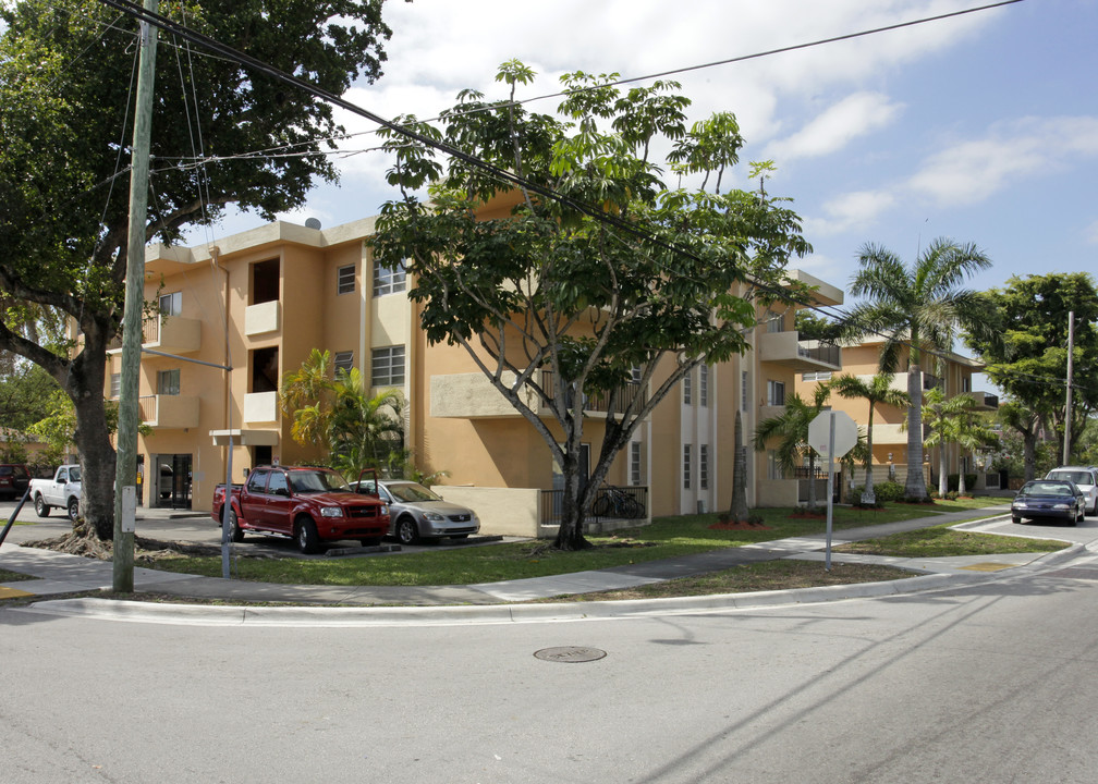 Causeway Apartments in North Miami, FL - Foto de edificio