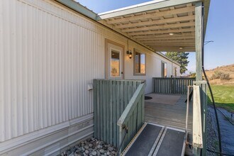 4140 Luebber Ln in Malaga, WA - Building Photo - Building Photo