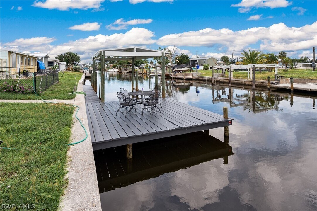 4998 Sandpiper Dr in Saint James City, FL - Foto de edificio