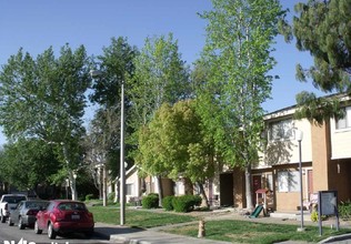 Hidaway Townhomes in Canyon Country, CA - Building Photo - Building Photo