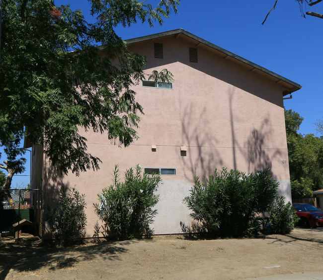 321 Maple St in Lodi, CA - Foto de edificio - Building Photo