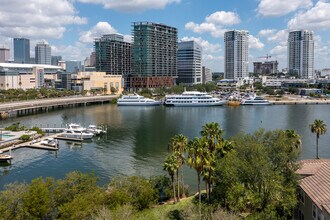 705 Mainsail Dr in Tampa, FL - Foto de edificio - Building Photo