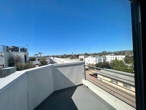 3743 Midvale Ave, Unit 402 in Los Angeles, CA - Building Photo - Building Photo